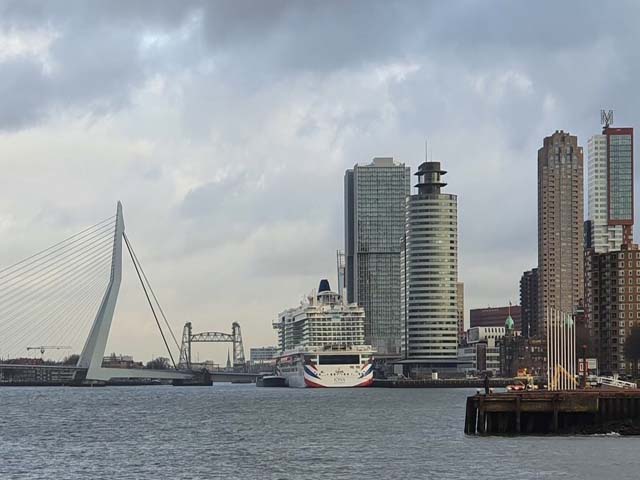 Cruiseschip ms Iona van P&O aan de Cruise Terminal Rotterdam
